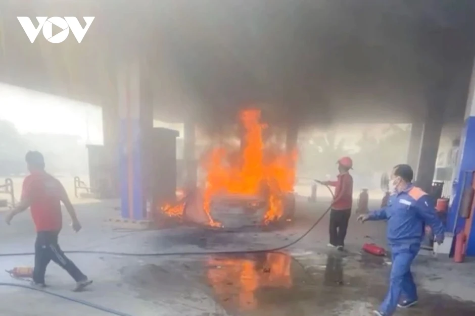 Vụ cháy ô tô 2 người tử vong tại cây xăng: Đội cứu hộ không biết có người mắc kẹt