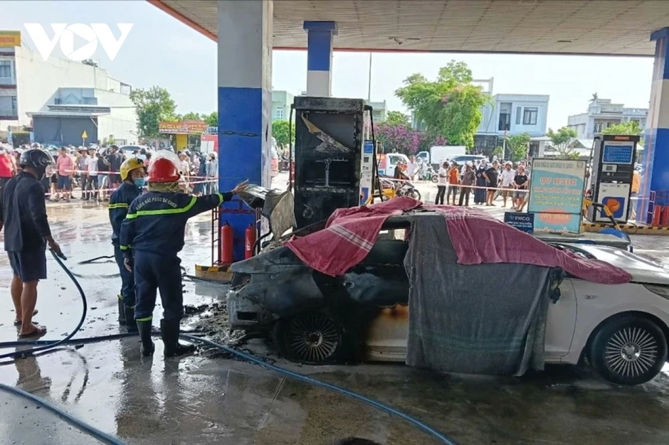 Vụ cháy ô tô 2 người tử vong tại cây xăng: Đội cứu hộ không biết có người mắc kẹt