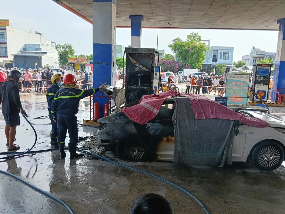 Vụ cháy ô tô ở cây xăng làm 2 người chết: Đội trưởng SOS nói về việc dập lửa gây tranh cãi Vụ cháy ô tô ở cây xăng làm 2 người chết: Đội trưởng SOS nói về việc dập lửa gây tranh cãi