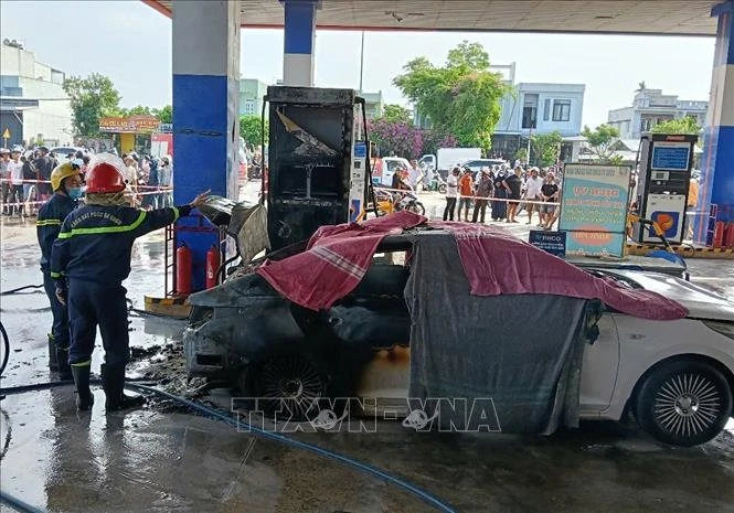 Vụ cháy tại cây xăng khiến hai người tử vong: Xe bị cháy chở nhiều pin, bình ắc quy Vụ cháy tại cây xăng khiến hai người tử vong: Xe bị cháy chở nhiều pin, bình ắc quy