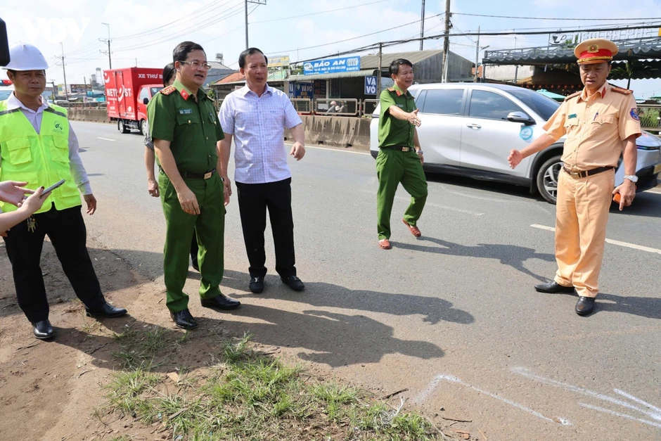 Vụ cháy xe khách ở Đồng Nai: 1 nạn nhân xin xuất viện về lo hậu sự vì con tử vong Vụ cháy xe khách ở Đồng Nai: 1 nạn nhân xin xuất viện về lo hậu sự vì con tử vong