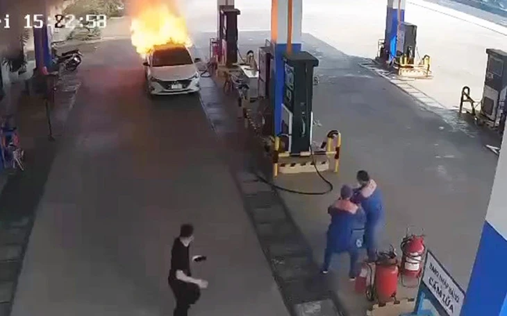 Vụ cháy xe ở cây xăng: Tài xế khai không mở cửa xe là do hoảng sợ quá! Vụ cháy xe ở cây xăng: Tài xế khai không mở cửa xe là do hoảng sợ quá!