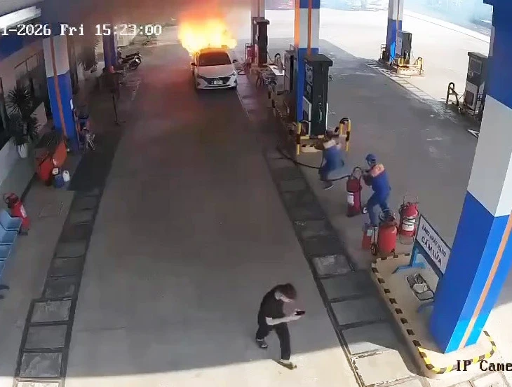 Vụ cháy xe ở cây xăng: Tài xế khai không mở cửa xe là do hoảng sợ quá! Vụ cháy xe ở cây xăng: Tài xế khai không mở cửa xe là do hoảng sợ quá!