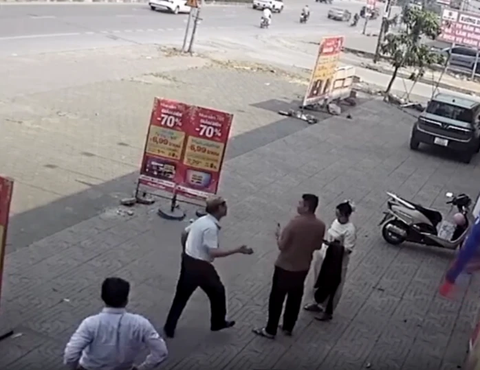 Vụ hành khách bị đe dọa, hành hung: Công an mời tài xế taxi lên làm việc Vụ hành khách bị đe dọa, hành hung: Công an mời tài xế taxi lên làm việc
