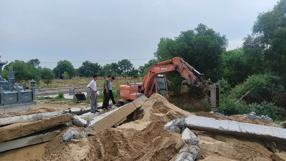 Vụ lăng mộ ‘khủng’ trên đất trồng cây: Tháo dỡ 2 công trình trái phép Vụ lăng mộ ‘khủng’ trên đất trồng cây: Tháo dỡ 2 công trình trái phép