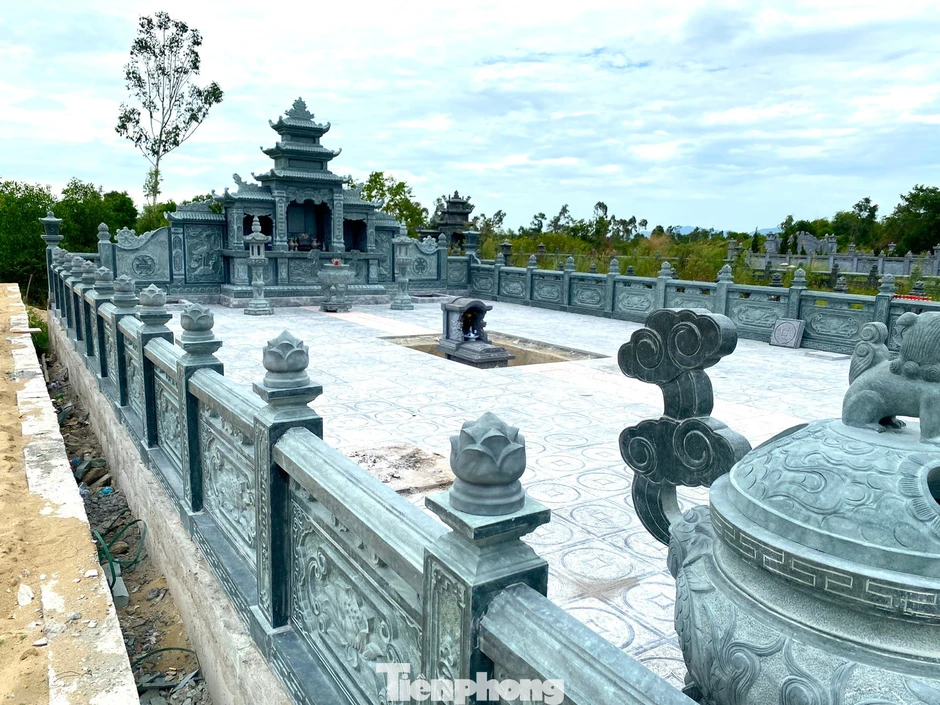 Vụ lăng mộ ‘khủng’ trên đất trồng cây: Tháo dỡ 2 công trình trái phép Vụ lăng mộ ‘khủng’ trên đất trồng cây: Tháo dỡ 2 công trình trái phép