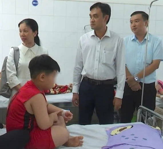 Vụ nghi ngộ độc thực phẩm tại Đồng Tháp, đã có 62 ca nhập viện Vụ nghi ngộ độc thực phẩm tại Đồng Tháp, đã có 62 ca nhập viện
