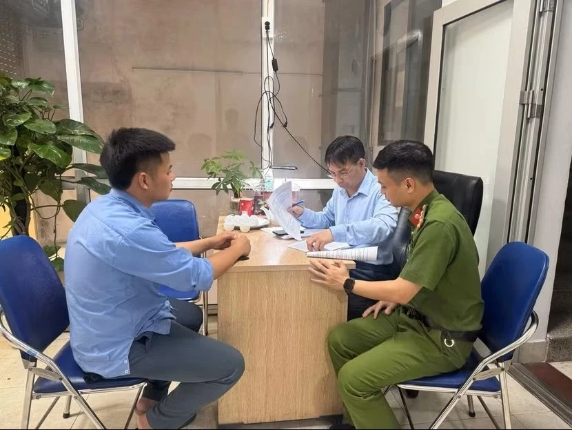 Vụ nhân viên Công ty Hoàng Vương "đội giá" trông xe trước cổng BV Xanh Pôn: Công an vào cuộc Vụ nhân viên Công ty Hoàng Vương "đội giá" trông xe trước cổng BV Xanh Pôn: Công an vào cuộc