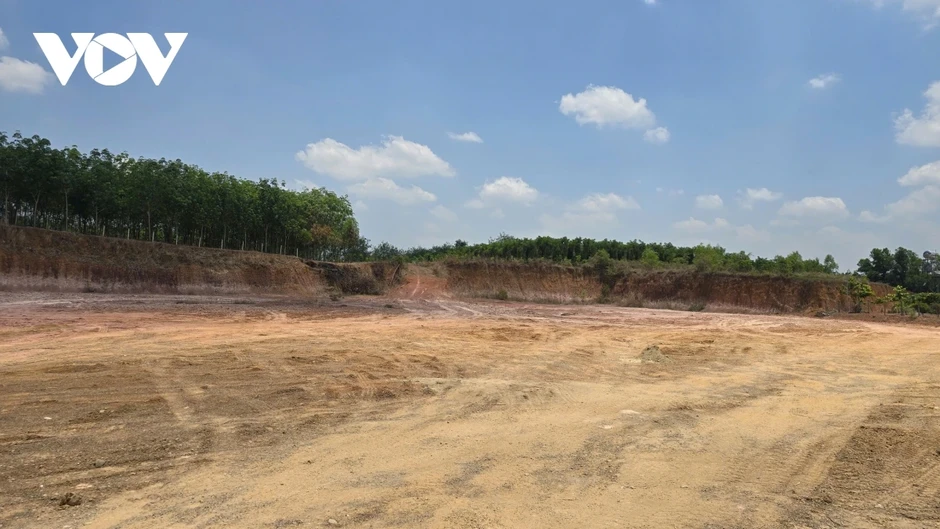 Vụ "khoét" đất gây sạt lở ở Đồng Nai: Chưa thể xác định khối lượng đất di dời Vụ "khoét" đất gây sạt lở ở Đồng Nai: Chưa thể xác định khối lượng đất di dời