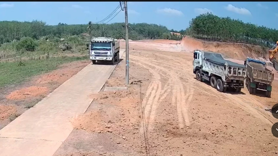 Vụ "khoét" đất gây sạt lở ở Đồng Nai: Chưa thể xác định khối lượng đất di dời Vụ "khoét" đất gây sạt lở ở Đồng Nai: Chưa thể xác định khối lượng đất di dời