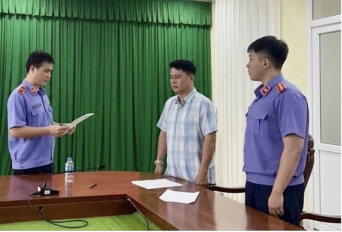 Vụ tai nạn làm nữ sinh tử vong ở Vĩnh Long: "Không thể từ sai phạm cá nhân mà phủ nhận cả tập thể" Vụ tai nạn làm nữ sinh tử vong ở Vĩnh Long: "Không thể từ sai phạm cá nhân mà phủ nhận cả tập thể"