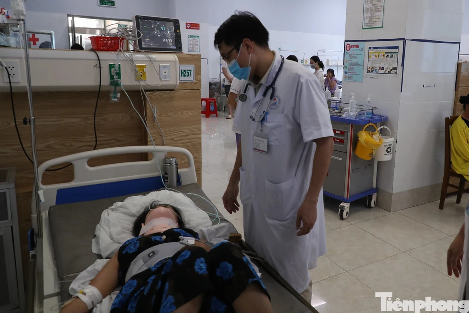 Vụ xe khách lao khỏi cao tốc: Nạn nhân hầu hết là người trong xóm trở về sau chuyến du lịch tại biển Thiên Cầm Vụ xe khách lao khỏi cao tốc: Nạn nhân hầu hết là người trong xóm trở về sau chuyến du lịch tại biển Thiên Cầm