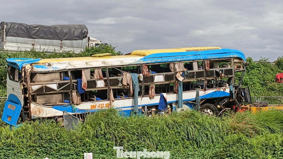 Vụ xe khách lao khỏi cao tốc: 'Nhiều người đập kính ô tô cầu cứu' Vụ xe khách lao khỏi cao tốc: 'Nhiều người đập kính ô tô cầu cứu'