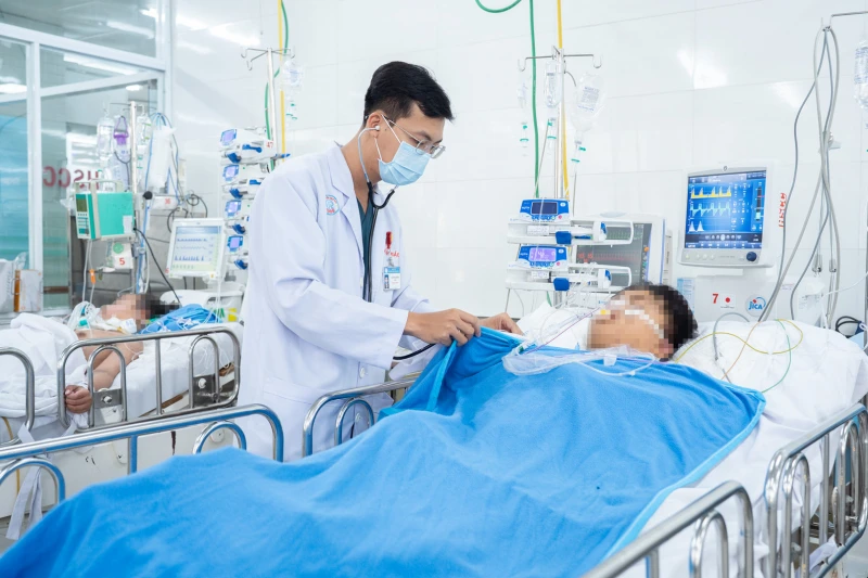Vụ xe khách lao xuống vực: 2 thợ lặn cấp cứu tại Bệnh viện Chợ Rẫy sức khỏe hiện ra sao? Vụ xe khách lao xuống vực: 2 thợ lặn cấp cứu tại Bệnh viện Chợ Rẫy sức khỏe hiện ra sao?