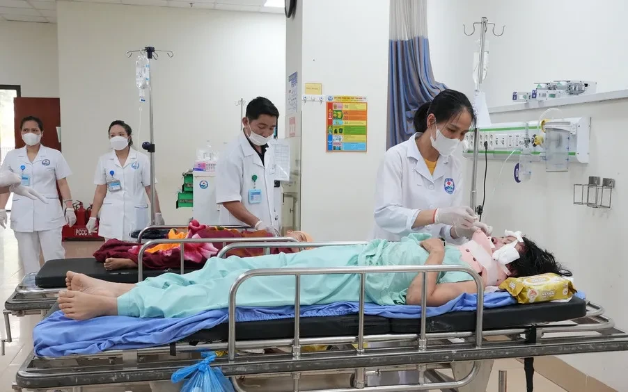 Vụ xe khách lao xuống vực ở Tam Đảo: 1 bệnh nhân tiên lượng nặng