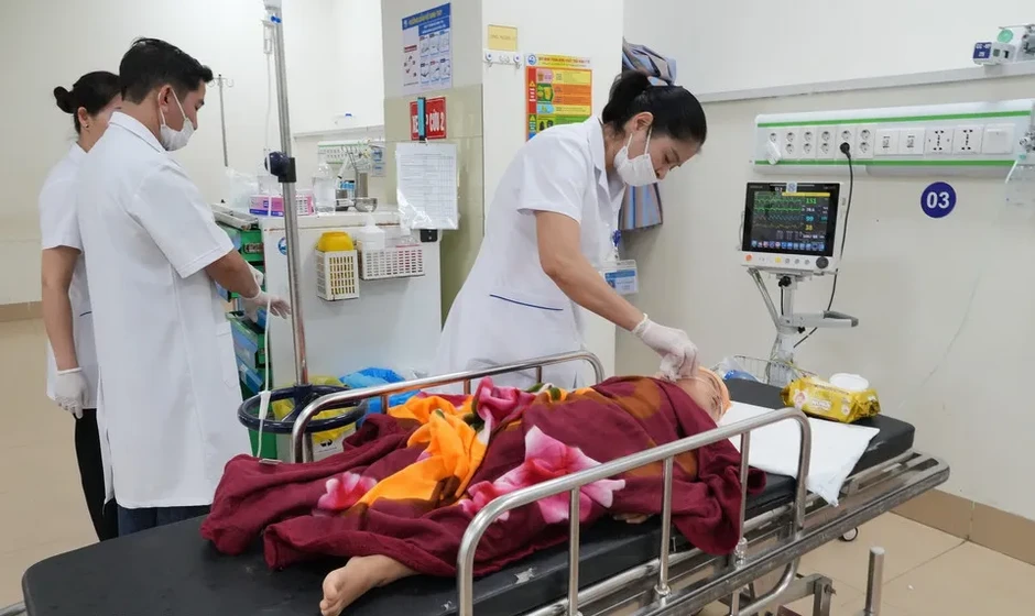 Vụ xe khách lao xuống vực ở Tam Đảo: 1 bệnh nhân tiên lượng nặng