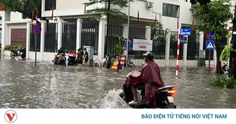 Vừa hoàn thành dự án chống ngập, đường phố Hà Nội vẫn chìm trong biển nước