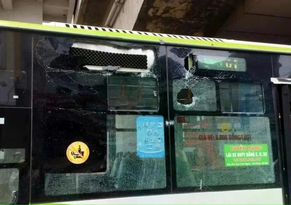 Vữa rơi vỡ kính xe buýt BRT, Hà Nội rà soát toàn tuyến metro Cát Linh - Hà Đông Vữa rơi vỡ kính xe buýt BRT, Hà Nội rà soát toàn tuyến metro Cát Linh - Hà Đông