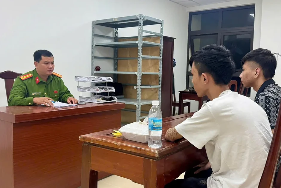 Vừa trở về từ Campuchia, 2 đối tượng trong vụ chém người bị bắt Vừa trở về từ Campuchia, 2 đối tượng trong vụ chém người bị bắt