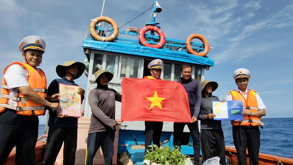 Vùng 2 Hải quân: 17 năm kiên cường bám biển, bảo vệ vững chắc chủ quyền thềm lục địa phía Nam Vùng 2 Hải quân: 17 năm kiên cường bám biển, bảo vệ vững chắc chủ quyền thềm lục địa phía Nam