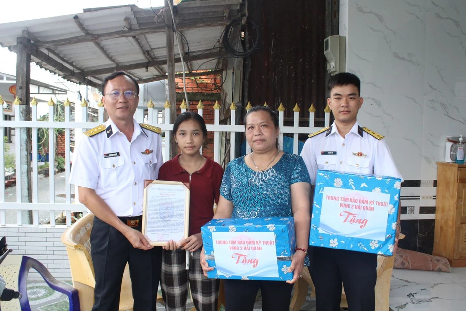 Vùng 2 Hải quân bàn giao nhiệm vụ đỡ đầu con ngư dân cho Vùng 5 Hải quân Vùng 2 Hải quân bàn giao nhiệm vụ đỡ đầu con ngư dân cho Vùng 5 Hải quân