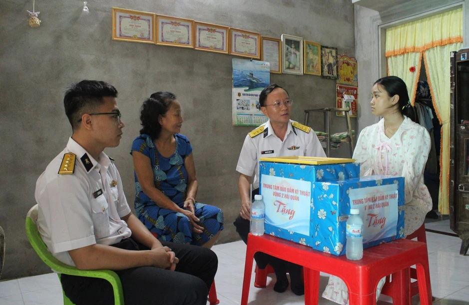 Vùng 2 Hải quân bàn giao nhiệm vụ đỡ đầu con ngư dân cho Vùng 5 Hải quân Vùng 2 Hải quân bàn giao nhiệm vụ đỡ đầu con ngư dân cho Vùng 5 Hải quân