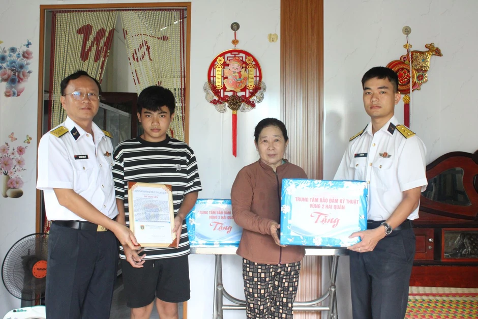 Vùng 2 Hải quân bàn giao nhiệm vụ đỡ đầu con ngư dân cho Vùng 5 Hải quân Vùng 2 Hải quân bàn giao nhiệm vụ đỡ đầu con ngư dân cho Vùng 5 Hải quân