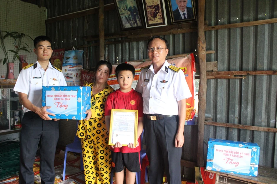 Vùng 2 Hải quân bàn giao nhiệm vụ đỡ đầu con ngư dân cho Vùng 5 Hải quân Vùng 2 Hải quân bàn giao nhiệm vụ đỡ đầu con ngư dân cho Vùng 5 Hải quân
