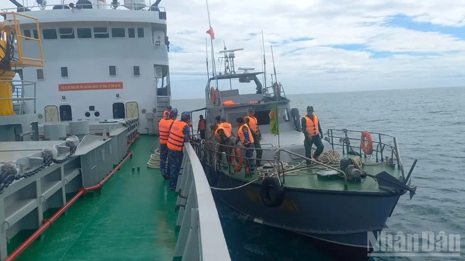 Vùng 3 Hải quân bàn giao nữ du khách gặp nạn cho lực lượng biên phòng Vùng 3 Hải quân bàn giao nữ du khách gặp nạn cho lực lượng biên phòng