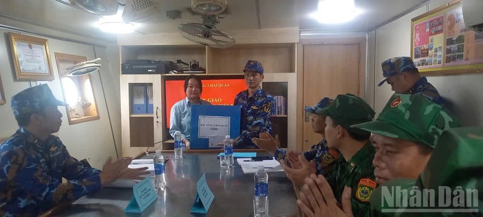 Vùng 3 Hải quân bàn giao nữ du khách gặp nạn cho lực lượng biên phòng Vùng 3 Hải quân bàn giao nữ du khách gặp nạn cho lực lượng biên phòng