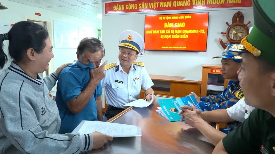 Vùng 4 Hải quân bàn giao ngư dân được cứu chữa tại đảo Song Tử Tây cho gia đình Vùng 4 Hải quân bàn giao ngư dân được cứu chữa tại đảo Song Tử Tây cho gia đình