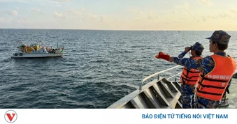 Vùng 5 Hải quân phối hợp tìm kiếm 2 ngư dân nghi rơi xuống biển
