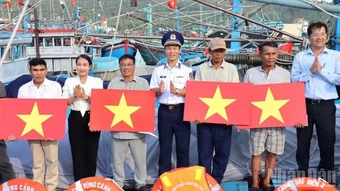Vùng Cảnh sát biển 2 đồng hành, hỗ trợ ngư dân Sa Huỳnh vươn khơi bám biển