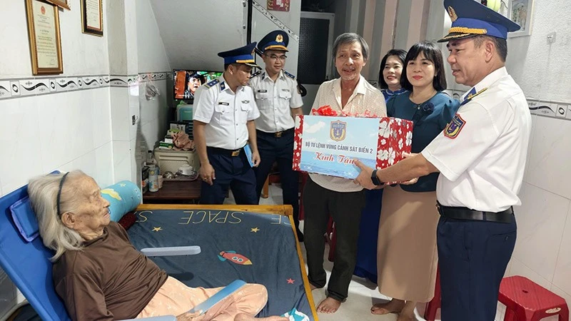 Vùng Cảnh sát biển 2 đồng hành với ngư dân