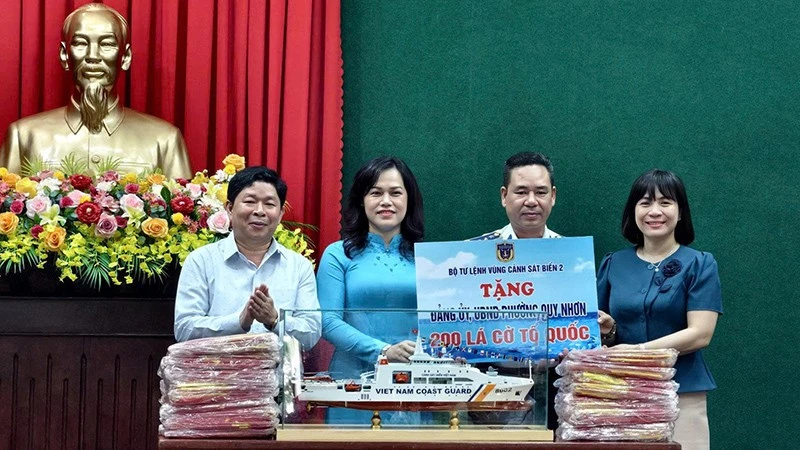 Vùng Cảnh sát biển 2 đồng hành với ngư dân