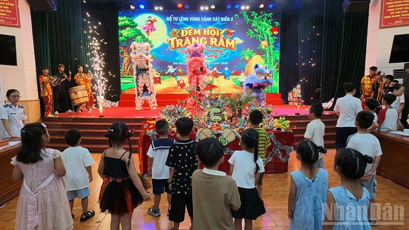 Vùng Cảnh sát biển 2 mang Trung thu đến với hàng trăm trẻ thơ Vùng Cảnh sát biển 2 mang Trung thu đến với hàng trăm trẻ thơ