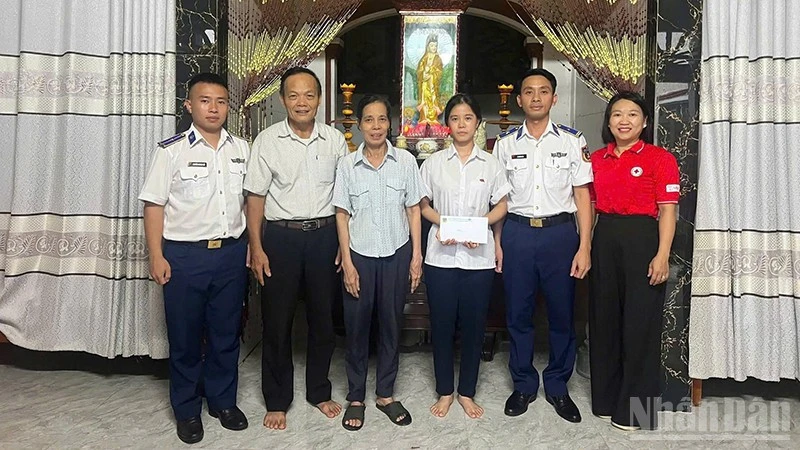 Vùng Cảnh sát biển 2 mang Trung thu đến với hàng trăm trẻ thơ Vùng Cảnh sát biển 2 mang Trung thu đến với hàng trăm trẻ thơ
