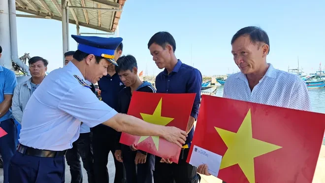 Vùng Cảnh sát biển 2 tuyên truyền IUU cho hơn 100 ngư dân phường Thuận An, thành phố Huế Vùng Cảnh sát biển 2 tuyên truyền IUU cho hơn 100 ngư dân phường Thuận An, thành phố Huế