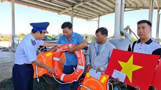 Vùng Cảnh sát biển 2 tuyên truyền IUU cho hơn 100 ngư dân phường Thuận An, thành phố Huế Vùng Cảnh sát biển 2 tuyên truyền IUU cho hơn 100 ngư dân phường Thuận An, thành phố Huế