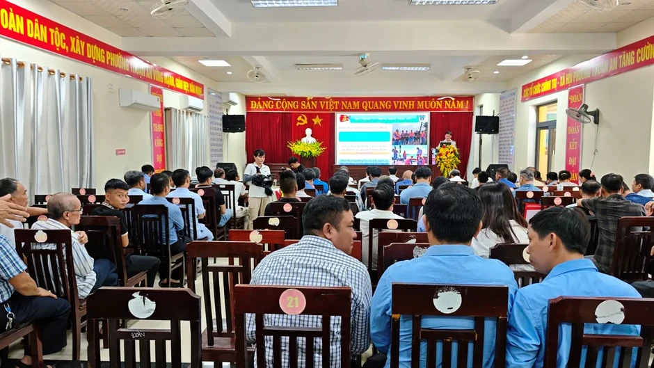 Vùng Cảnh sát biển 2 tuyên truyền IUU cho hơn 100 ngư dân phường Thuận An, thành phố Huế Vùng Cảnh sát biển 2 tuyên truyền IUU cho hơn 100 ngư dân phường Thuận An, thành phố Huế