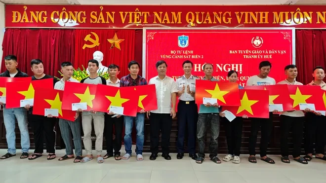Vùng Cảnh sát biển 2 tuyên truyền IUU cho hơn 100 ngư dân phường Thuận An, thành phố Huế Vùng Cảnh sát biển 2 tuyên truyền IUU cho hơn 100 ngư dân phường Thuận An, thành phố Huế