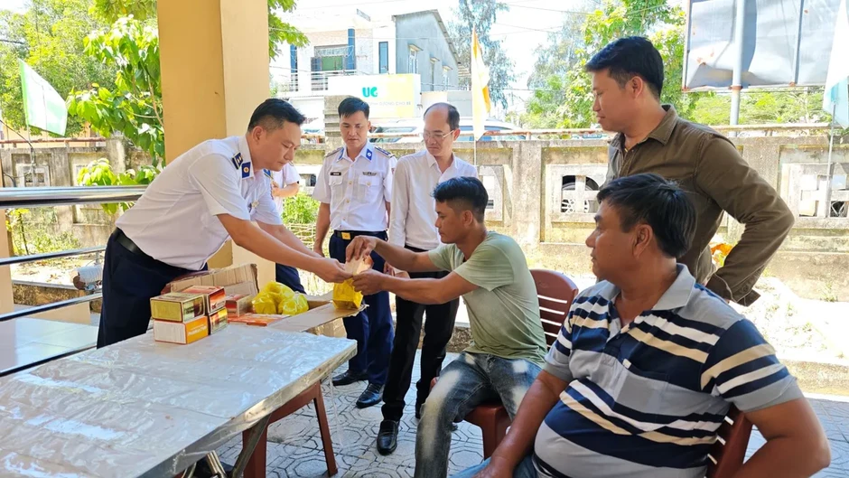 Vùng Cảnh sát biển 2 tuyên truyền IUU cho hơn 100 ngư dân phường Thuận An, thành phố Huế Vùng Cảnh sát biển 2 tuyên truyền IUU cho hơn 100 ngư dân phường Thuận An, thành phố Huế