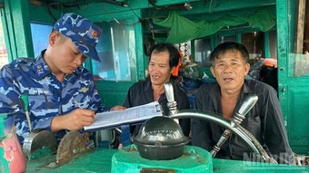 Vùng Cảnh sát biển 2 xử phạt gần 400 triệu đồng đối với chủ tàu cá vi phạm quy định chống khai thác IUU