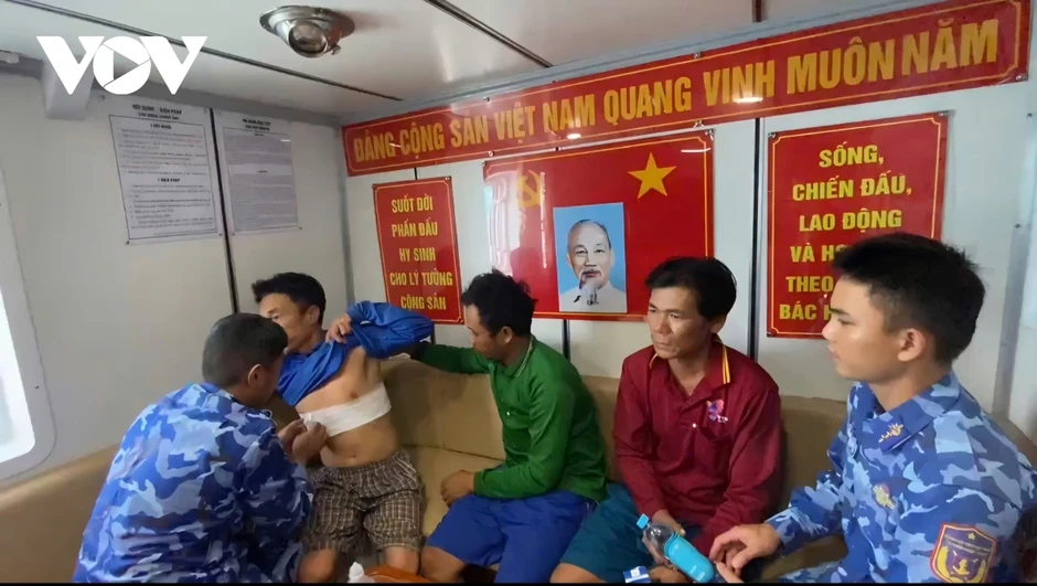 Vùng Cảnh sát biển 4 kịp thời cứu nạn ngư dân trên tàu cá bị cháy Vùng Cảnh sát biển 4 kịp thời cứu nạn ngư dân trên tàu cá bị cháy