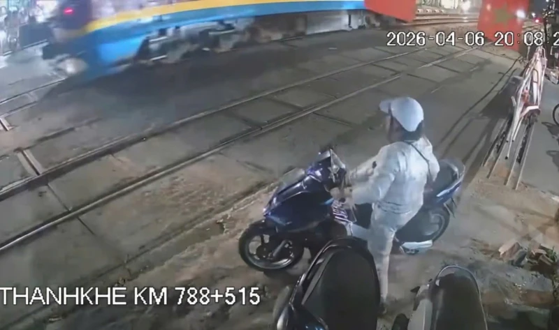 Vượt đèn đỏ, áp sát đường ray, còn hành hung nhân viên gác chắn Vượt đèn đỏ, áp sát đường ray, còn hành hung nhân viên gác chắn