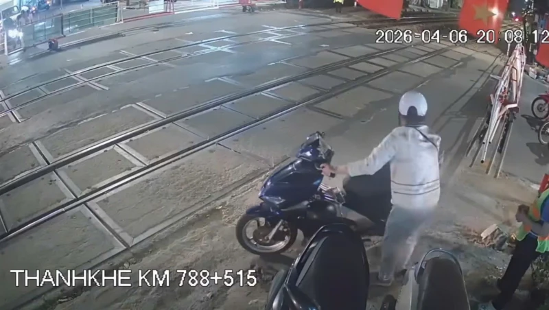 Vượt đèn đỏ, áp sát đường ray, còn hành hung nhân viên gác chắn Vượt đèn đỏ, áp sát đường ray, còn hành hung nhân viên gác chắn