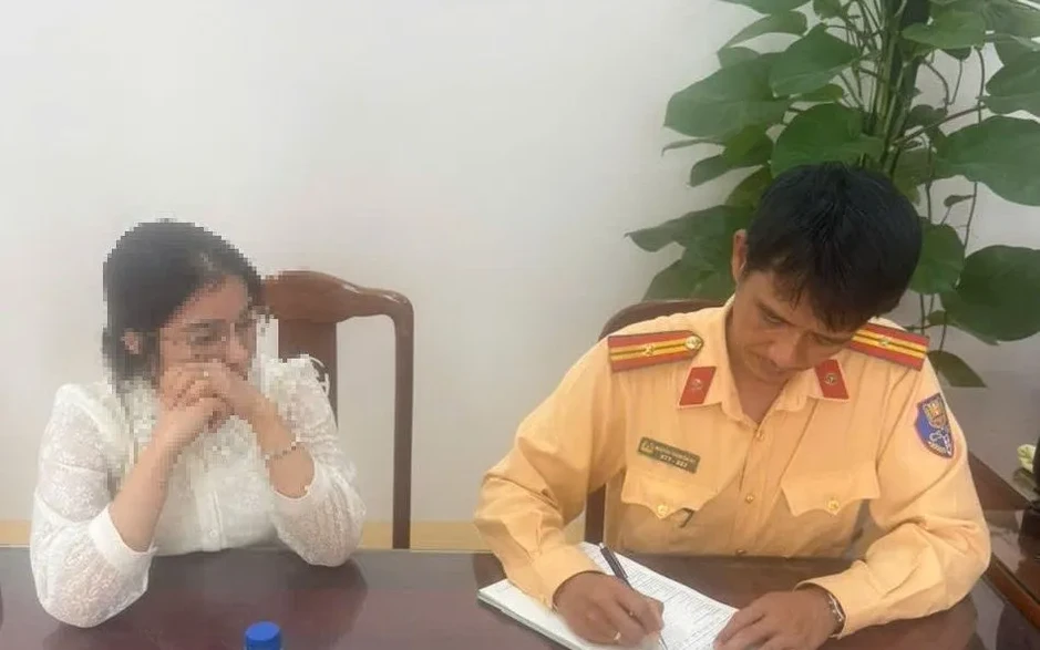 Vượt đèn đỏ đường ngang, nữ tài xế ô tô đối mặt mức phạt đến 20 triệu đồng Vượt đèn đỏ đường ngang, nữ tài xế ô tô đối mặt mức phạt đến 20 triệu đồng