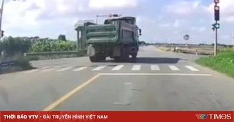 Vượt đèn đỏ, tài xế xe tải bị xử lý từ phản ánh trên VNeTraffic