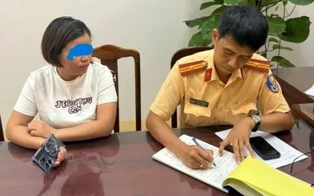 Vượt đường ngang khi đèn đỏ, nữ tài xế bị phạt 19 triệu đồng Vượt đường ngang khi đèn đỏ, nữ tài xế bị phạt 19 triệu đồng