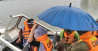 Vượt lũ đưa hài cốt về nhà